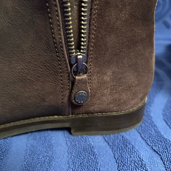 Geox, 39 1/2, size 9 womans, brown short boot, side zippers, flat,worn once, - Picture 3 of 8